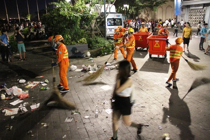 Những bạn trẻ nhặt rác sau giao thừa ở trung tâm Sài Gòn ảnh 16